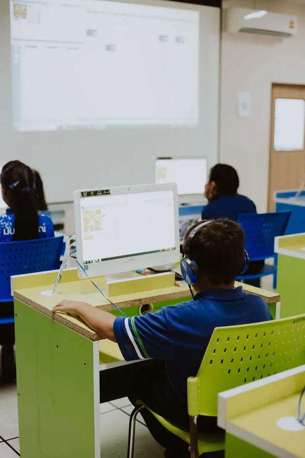 Students learning in a computer lab; illustrative technology-education photograph